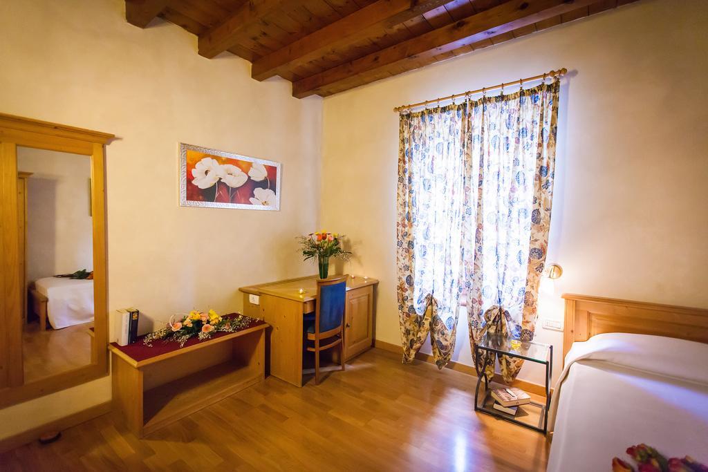 Hotel Alla Corte Dei Bicchi Cavriana Стая снимка